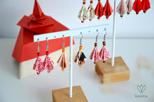 Charger l'image dans la galerie, Boucles d'oreilles argentées en origami en forme de diamant