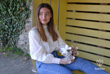 Charger l'image dans la galerie, Jeune femme tenant un bouquet de fleurs en papier beige, blanc et doré