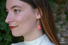 Charger l'image dans la galerie, Jeune femme portant des boucles d'oreilles dorées en origami en forme de chat