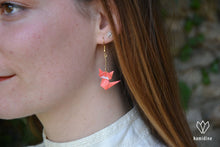 Charger l'image dans la galerie, Jeune femme portant des boucles d'oreilles dorées en origami en forme de chat