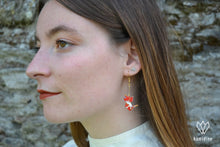Charger l&#39;image dans la galerie, Jeune femme portant des boucles d&#39;oreilles dorées en origami en forme de chat
