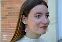 Charger l'image dans la galerie, Femme portant des boucles d'oreilles en origami en forme de chats