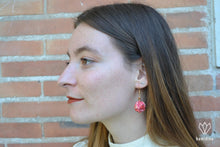 Charger l'image dans la galerie, Femme portant des boucles d'oreilles dorées en origami en forme de sphère