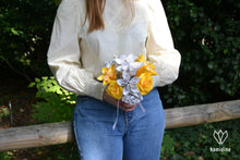 Charger l'image dans la galerie, Jeune femme tenant un bouquet de fleurs en papier aux couleurs flamboyantes