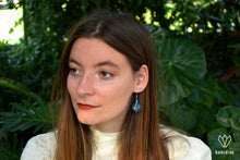 Charger l'image dans la galerie, Femme portant des boucles d'oreilles argentées en origami en forme de sphère