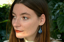 Charger l'image dans la galerie, Femme portant des boucles d'oreilles argentées en origami en forme de sphère