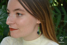 Charger l'image dans la galerie, Jeune fille portant des boucles d'oreilles en origami avec des motifs de feuilles