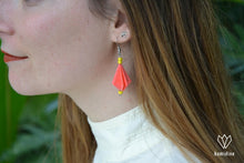 Charger l'image dans la galerie, Jeune fille portant des boucles d'oreilles en origami roses et jaunes en formes de diamant