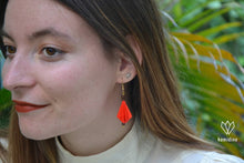 Charger l'image dans la galerie, Jeune fille portant des boucles d'oreilles en origami avec des motifs de feuilles