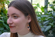 Charger l'image dans la galerie, Jeune fille portant des boucles d'oreilles en origami roses et jaunes en formes de diamant