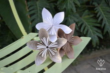 Charger l'image dans la galerie, Bouquet de fleurs en papier aux couleurs douces posé sur une chaise de jardin