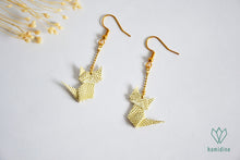 Charger l'image dans la galerie, Boucles d'oreilles dorées en origami en forme de chat