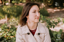 Charger l'image dans la galerie, Jeune fille portant des boucles d'oreilles en origami roses et jaunes en formes de diamant