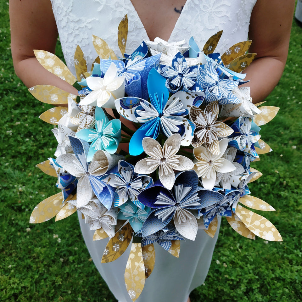 Bouquet de mariée en papier origami bleu, blanc et doré
