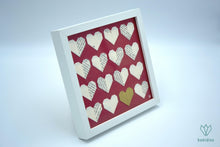 Charger l'image dans la galerie, Cadre avec des cœurs en papier de récupération sur fond rouge bordeaux