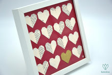Charger l'image dans la galerie, Cadre avec des cœurs en papier de récupération sur fond rouge bordeaux