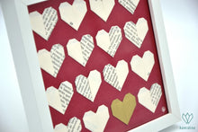 Charger l'image dans la galerie, Cadre avec des cœurs en papier de récupération sur fond rouge bordeaux