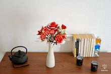 Charger l&#39;image dans la galerie, Bouquet de fleurs rouges, blanches et dorées en origami
