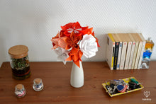 Charger l&#39;image dans la galerie, Bouquet de fleurs rouges, oranges et banches en origami

