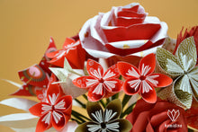 Charger l'image dans la galerie, Bouquet de fleurs rouges, blanches et dorées en origami