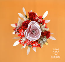 Charger l'image dans la galerie, Bouquet de fleurs rouges, blanches et dorées en origami
