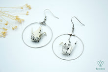 Charger l'image dans la galerie, Créoles argentées en origami en forme de grue