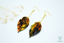 Charger l'image dans la galerie, Boucles d'oreilles dorées en origami en forme de feuille