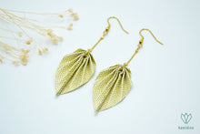 Charger l'image dans la galerie, Boucles d'oreilles dorées en origami en forme de feuille