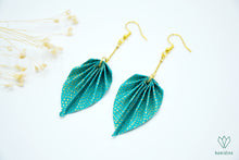 Charger l'image dans la galerie, Boucles d'oreilles dorées en origami en forme de feuille