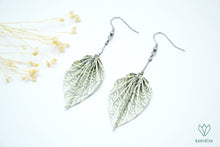 Charger l'image dans la galerie, Boucles d'oreilles argentées en origami en forme de feuille