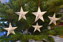Charger l'image dans la galerie, 5 étoiles de Noël en origami avec du papier de récupération d'un roman