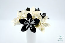 Charger l'image dans la galerie, Bouquet de fleurs en papier origami noir et en papier recyclé de romans
