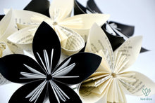 Charger l'image dans la galerie, Bouquet de fleurs en papier origami noir et en papier recyclé de romans