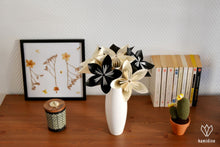Charger l'image dans la galerie, Bouquet de fleurs en papier origami noir et en papier recyclé de romans