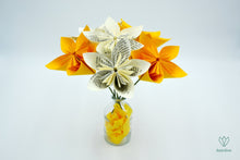 Charger l'image dans la galerie, Bouquet de fleurs en papier origami jaune et en papier recyclé de romans