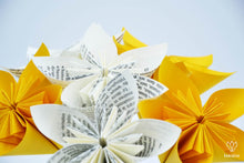 Charger l'image dans la galerie, Bouquet de fleurs en papier origami jaune et en papier recyclé de romans