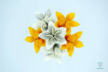 Charger l'image dans la galerie, Bouquet de fleurs en papier origami jaune et en papier recyclé de romans