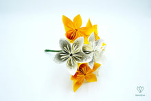 Charger l&#39;image dans la galerie, Bouquet de fleurs en papier origami jaune et en papier recyclé de romans
