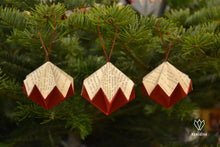 Charger l&#39;image dans la galerie, 3 boules de Noël rouges en origami en forme de diamant
