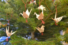 Charger l'image dans la galerie, 5 grues en origami fabriquées avec du papier de récupération d'un roman