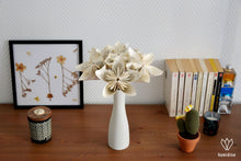 Charger l'image dans la galerie, Bouquet origami en papier de récupération d'un roman
