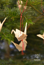 Charger l'image dans la galerie, Grues en origami fabriquées avec du papier de récupération d'un roman