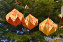 Charger l&#39;image dans la galerie, 3 boules de Noël en origami en forme de diamant - rouge, orange et jaune
