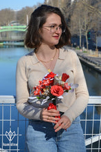 Charger l'image dans la galerie, Bouquet de fleurs rouges, blanches et dorées en origami