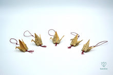 Charger l'image dans la galerie, 5 grues en origami fabriquées avec du papier de récupération d'un roman