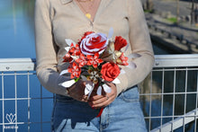 Charger l'image dans la galerie, Bouquet de fleurs rouges, blanches et dorées en origami