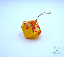 Charger l&#39;image dans la galerie, Boule de Noël jaune et dorée en origami en forme de diamant
