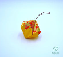 Charger l'image dans la galerie, Boule de Noël jaune et dorée en origami en forme de diamant