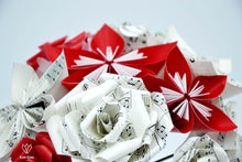 Charger l'image dans la galerie, Bouquet de fleurs en papier partitions (rouge et beige)