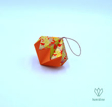 Charger l&#39;image dans la galerie, Boule de Noël orange et dorée en origami en forme de diamant
